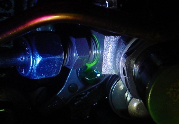 紫外线荧光染料对燃油系统染色和检漏
