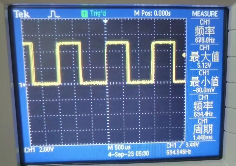 激光转速传感器测量的转速信号传输到示波器的波形